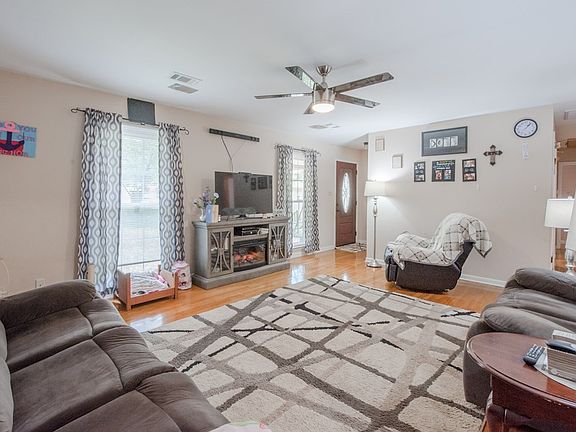 3rd image of 605 Laurel Dr