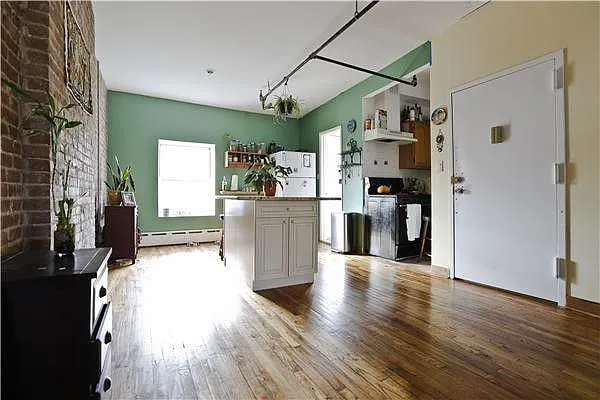 Rented by New York Casas Ltd. | media 6