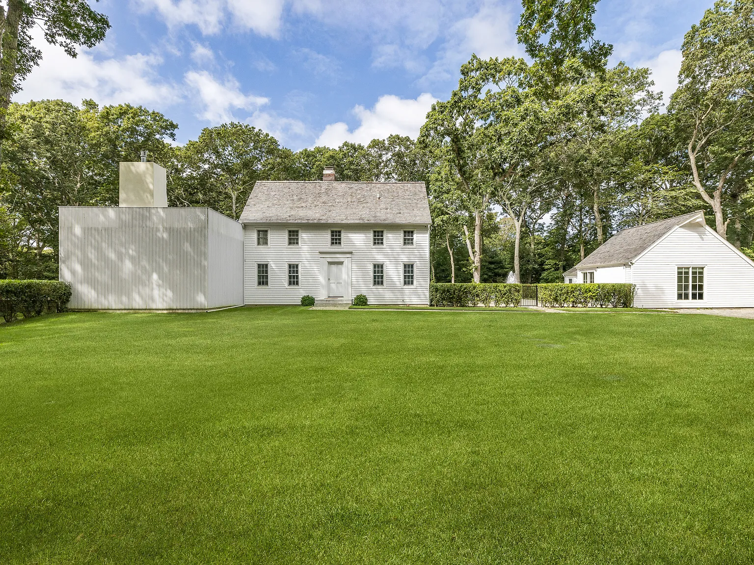 Exclusive Designer Retreat in Water Mill — Photo 2