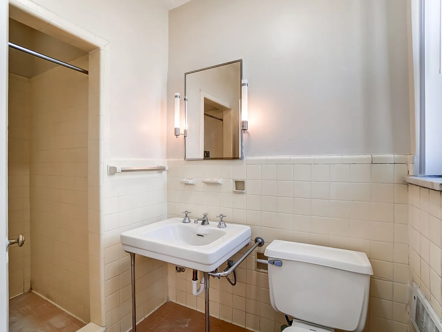 610-ROYAL YORK APARTMENTS, LLC — Photo 4