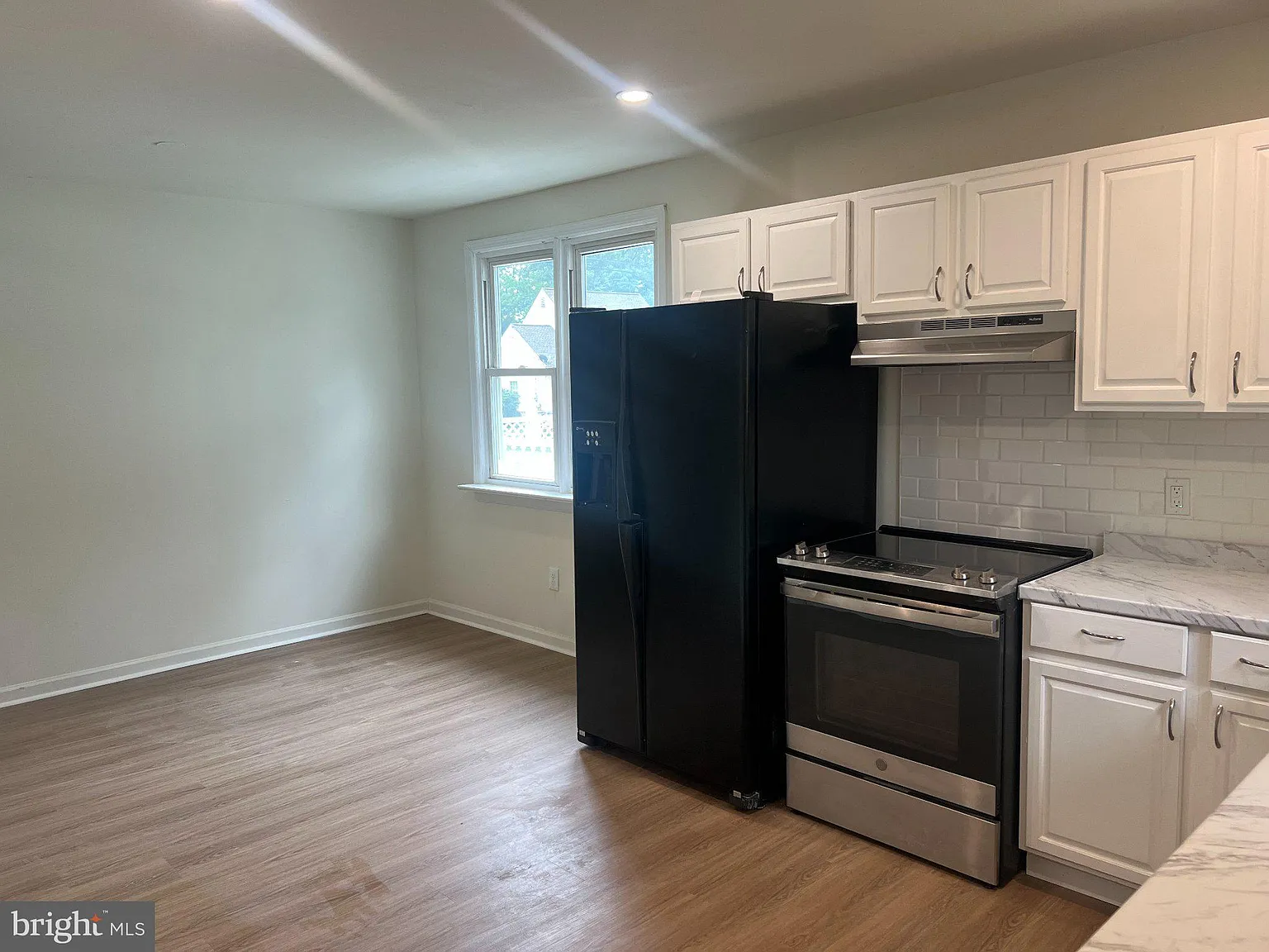 4 bed, 2.0 bath, 1404 sqft, $3,000 — Photo 3