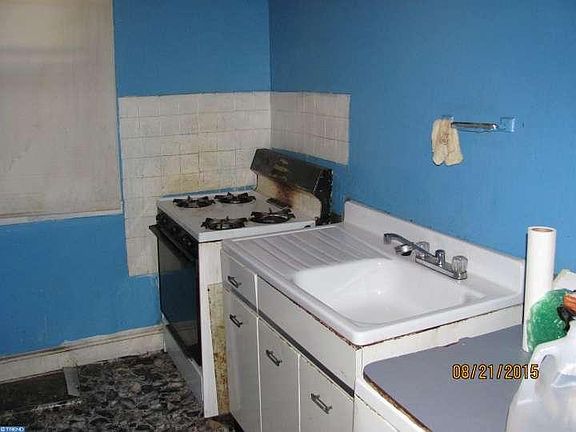 3rd image of 2333 N Beechwood St