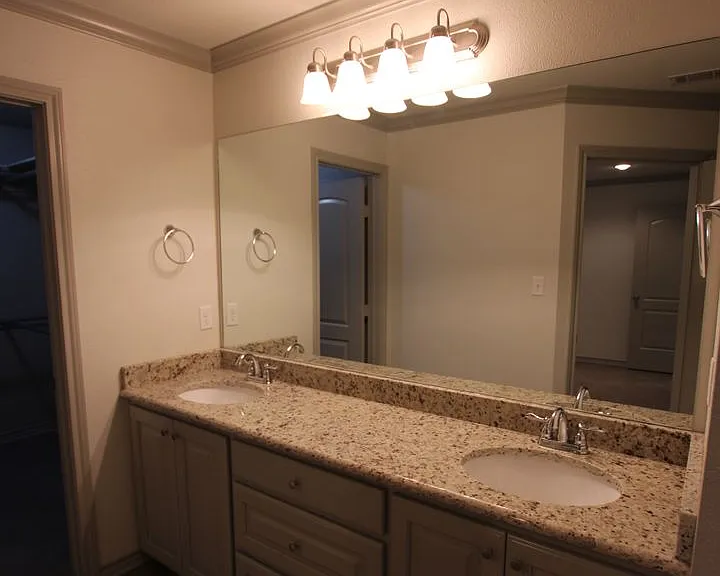 Beautiful 3 Bedroom 2 Bathroom Townhouse In South Tyler! Now Offering 1/2 Off First Full Months R... — Photo 17