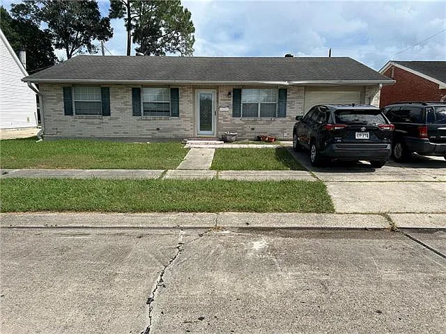 3 bed, 2.0 bath, 2079 sqft, $1,800 — Photo 1