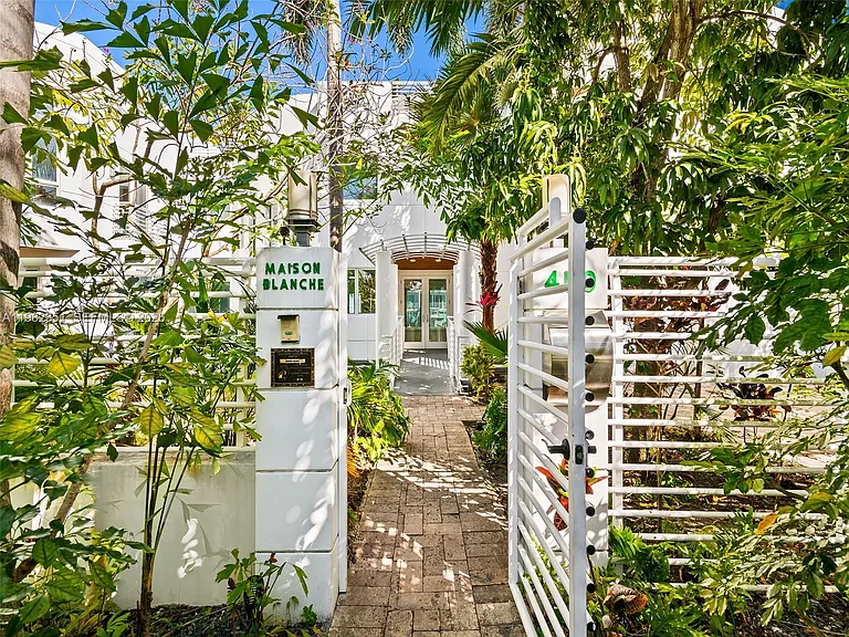 450 Victoria Ter — Photo 2