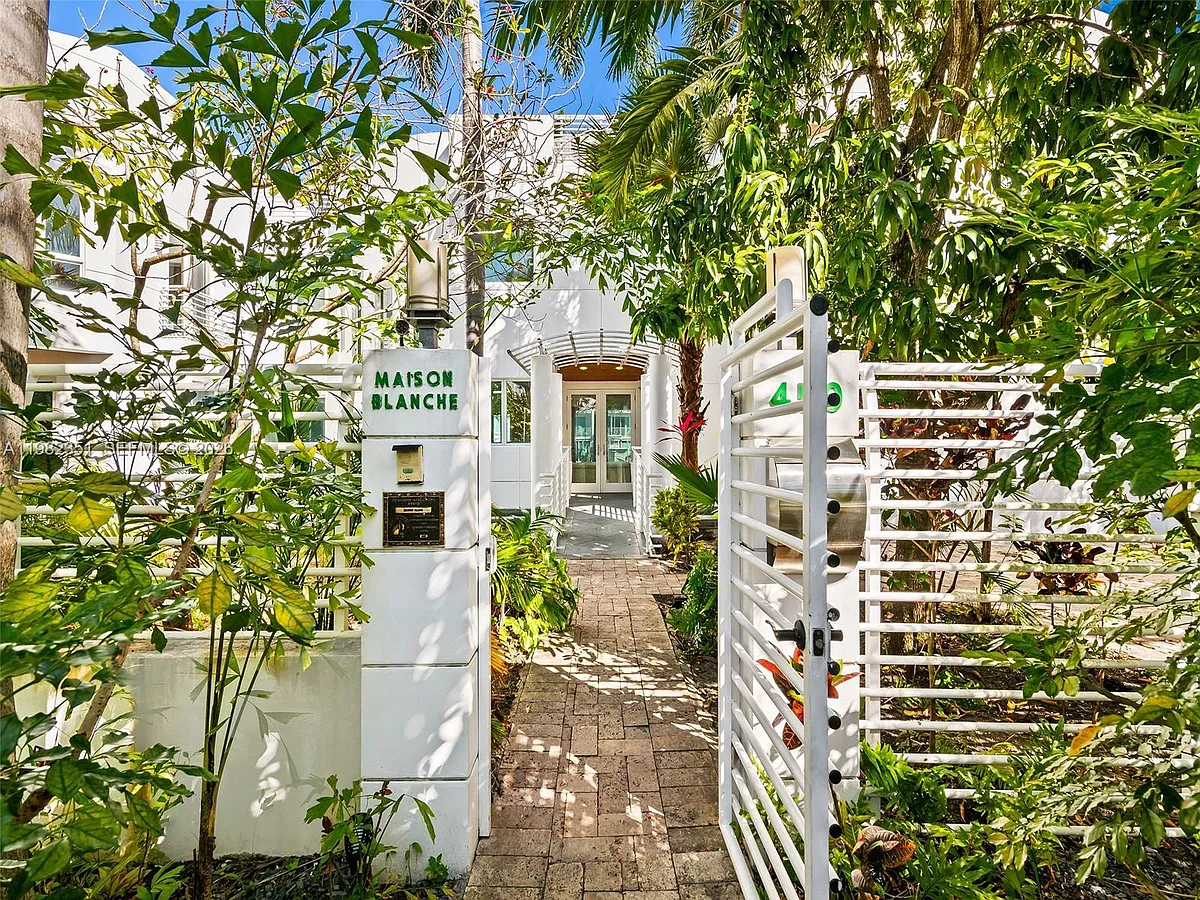 Building Photo - 450 Victoria Ter