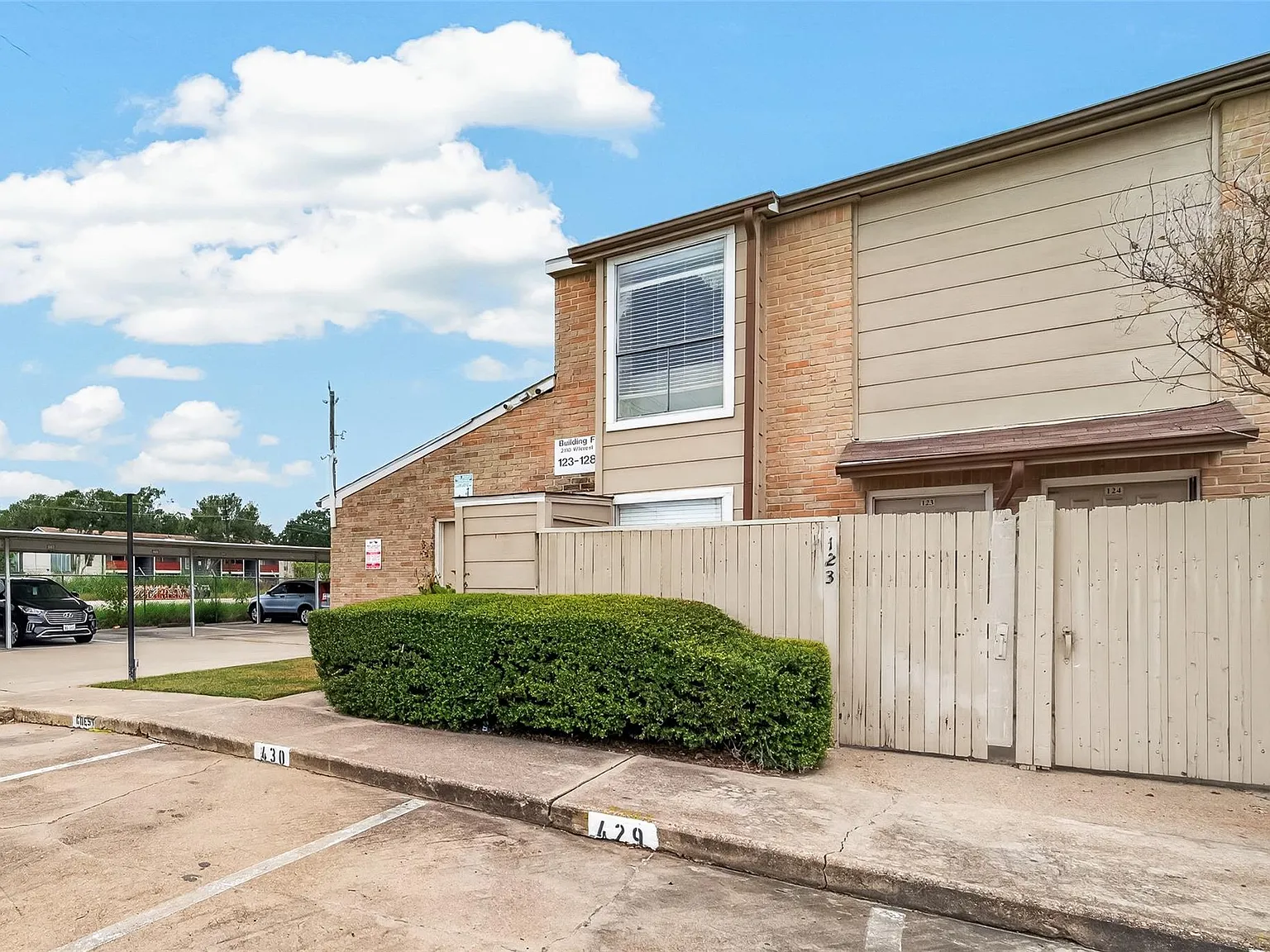 1 bed, 1.0 bath, 780 sqft, $1,050 — Photo 2