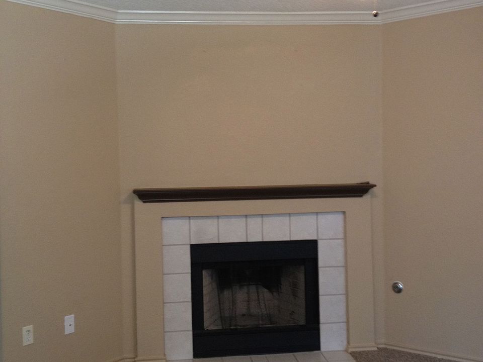 Living area with gas firepla
