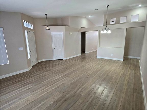 5th image of 975 Royal Moon Ave