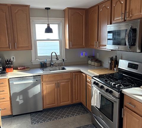 5th image of 523 Moore Ave