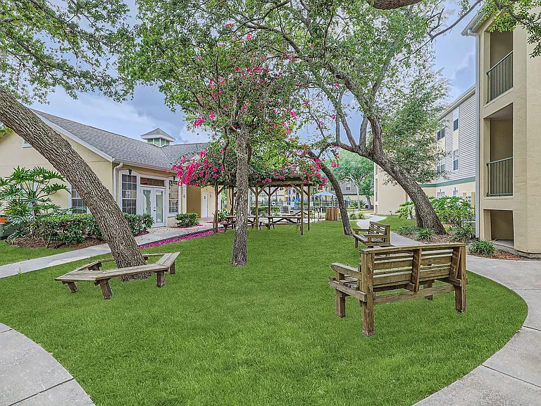 Golden Oaks — Photo 6