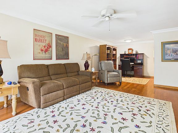 4th image of 900 Maple St