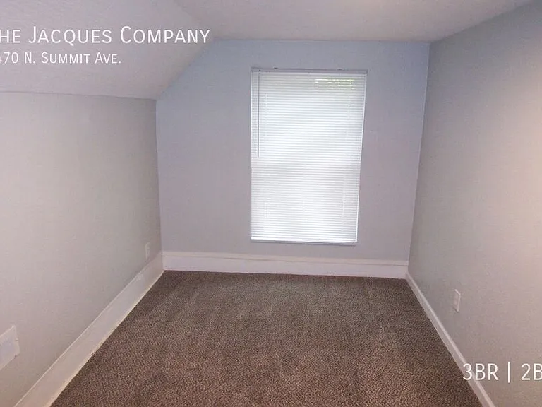 1470 N Summit Ave — Photo 12