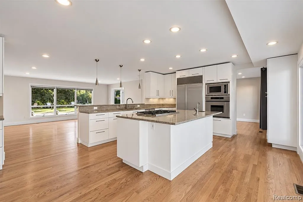 4 bed, 3.5 bath, 4401 sqft, $7,975 — Photo 4