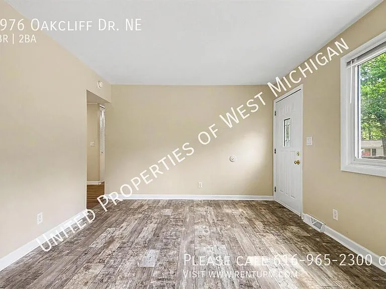 1976 Oakcliff Dr NE — Photo 3