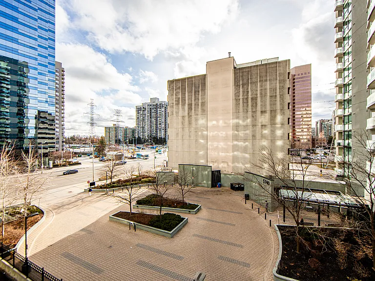 5754 Yonge St — Photo 22