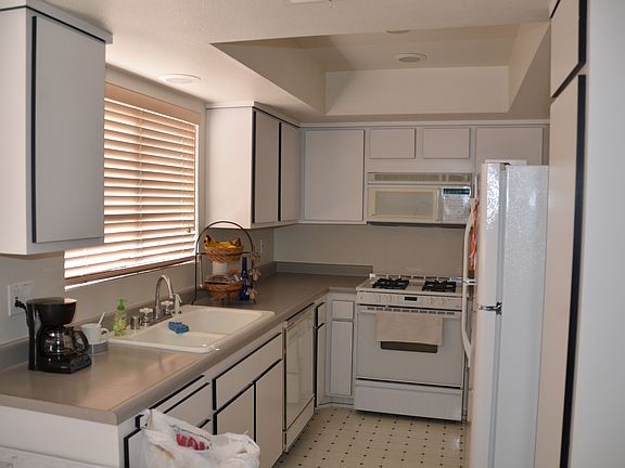 Kitchen w/ Breakfast Nook