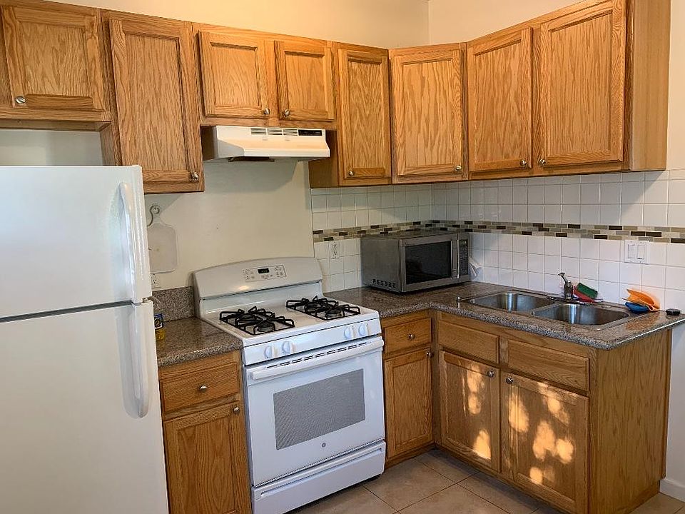 1st image of 1017 W 17th St