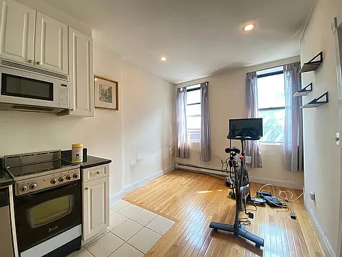 439 W 47th St #3Y Photo 1