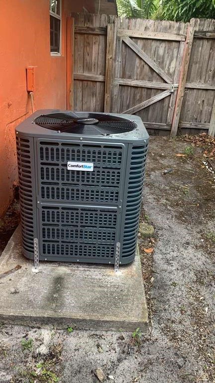 2070 NE 2nd Avenue, photo 3