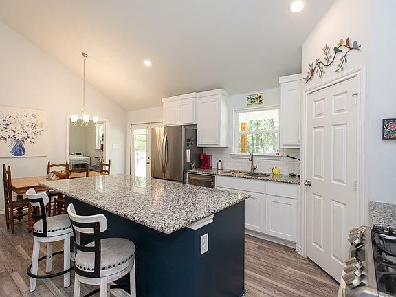 5th image of 802 County Road 2460