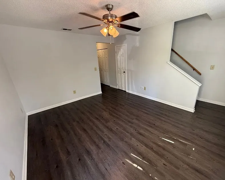 2 bed, 1.5 bath, 995 sqft, $1,095 — Photo 2