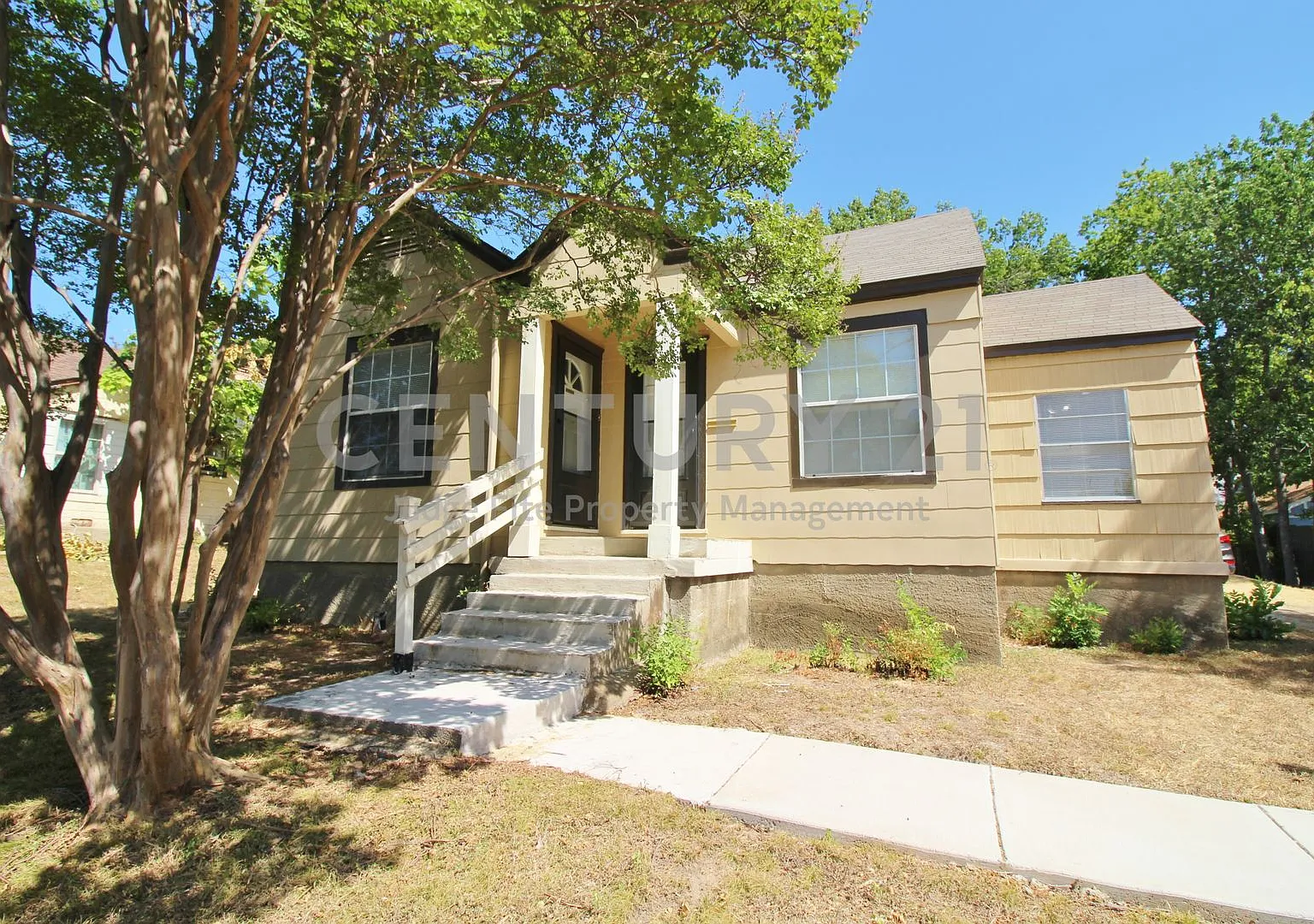 Charming Remodeled 2/1 Home in Dallas For Rent! — Photo 1
