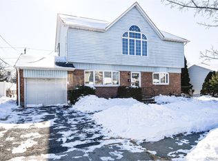 25 Westbury Avenue, Plainview, NY 11803