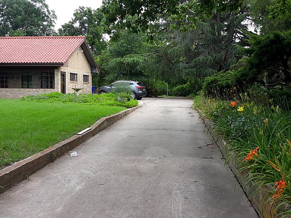 2nd image of 1104 W Lindsey St
