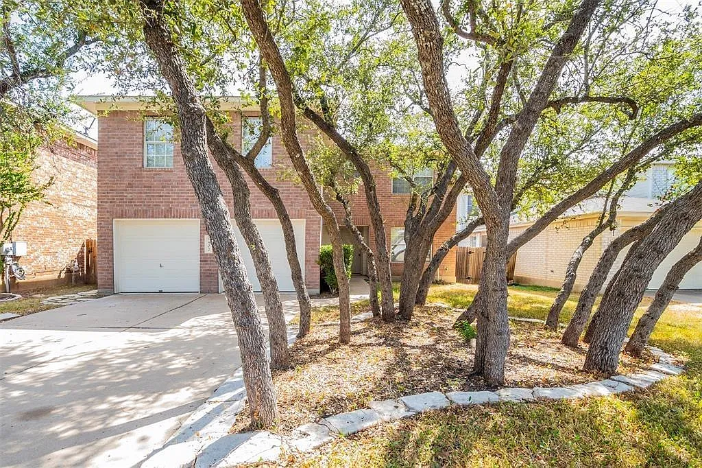 4 bed, 2.5 bath, 2049 sqft, $1,999 — Photo 1