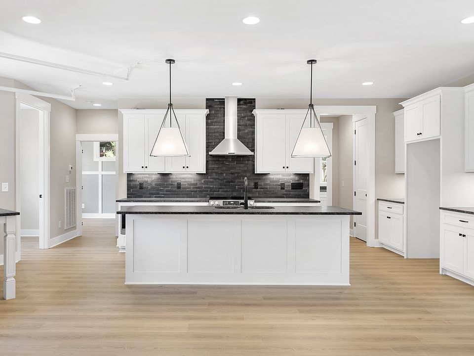 1st image of 2033 Graceland Dr