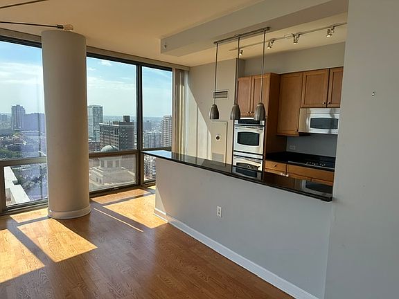 4th image of 1235 S Prairie Ave APT 2804