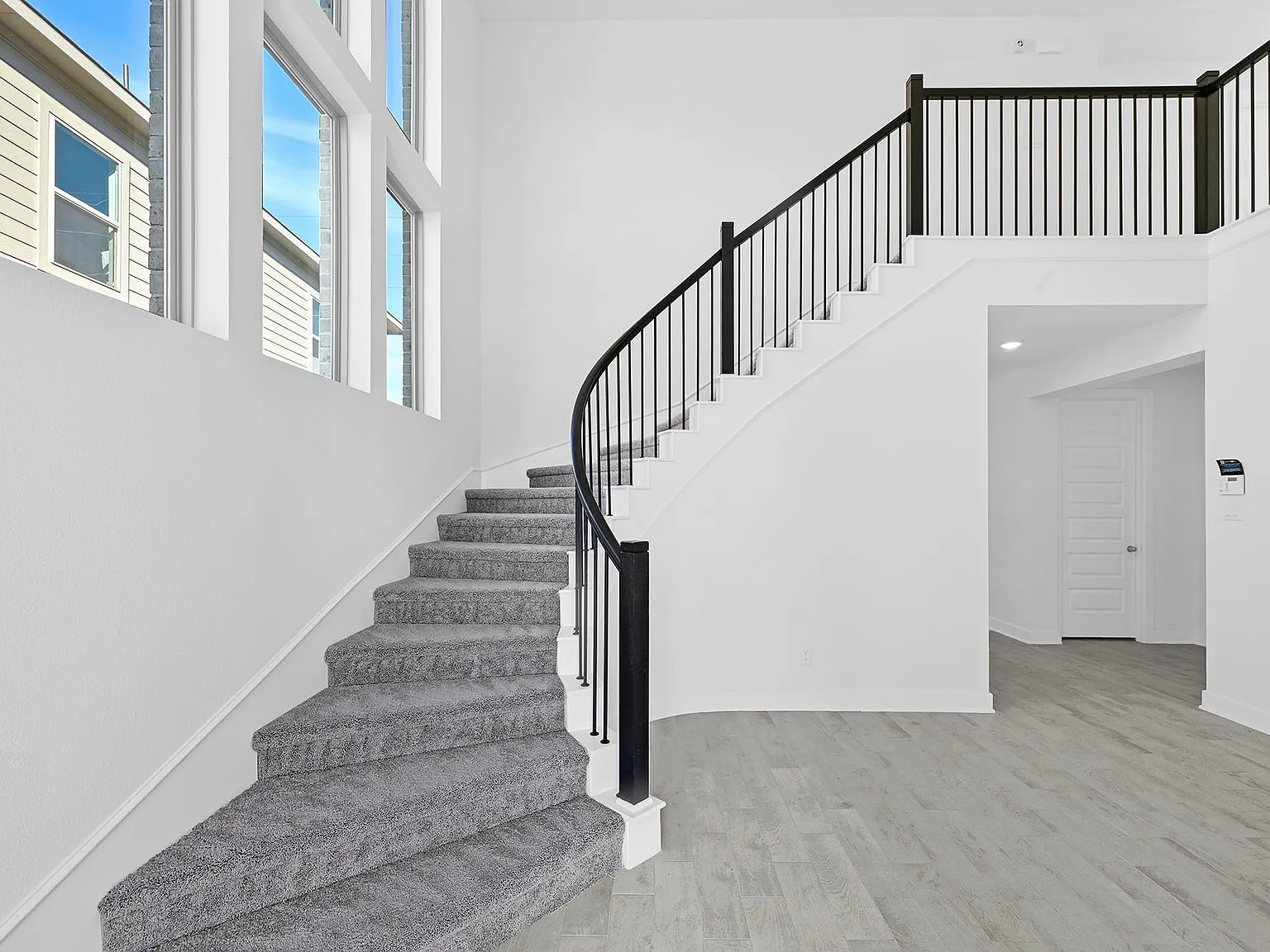 4 bed, 2.5 bath, 2600 sqft, $3,300 — Photo 3