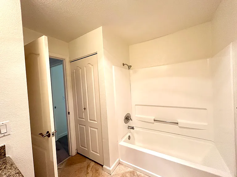 1102 Yarwood Ct — Photo 5