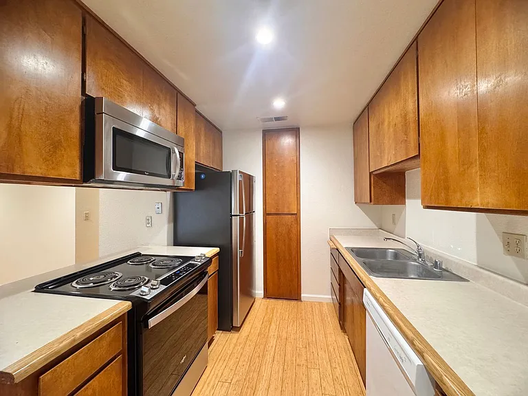Stadium Village Apartments — Photo 28
