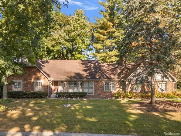2585 Browning Dr, Lake Orion, MI 48360