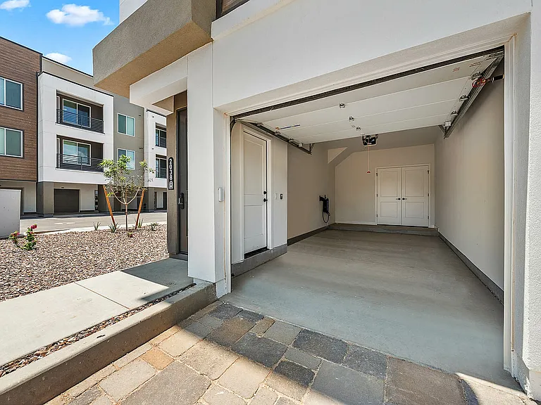Navona-0625-MM-Townhome-garage-2