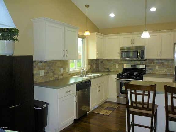 4th image of 2561 Stockwood Dr NE