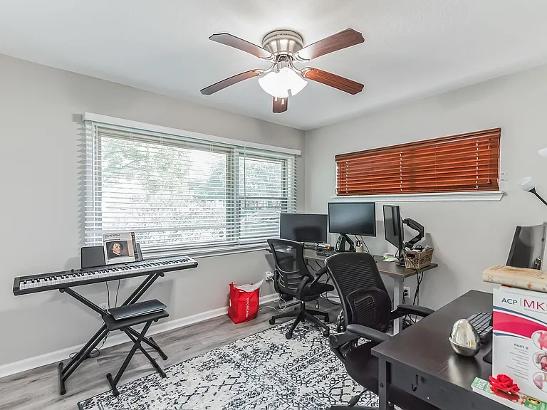 105 Water Dr — Photo 13