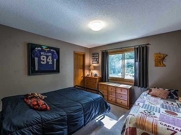 3rd image of 824 Bryant Ln