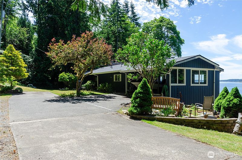 3rd image of 7504 Crescent Beach Road NW