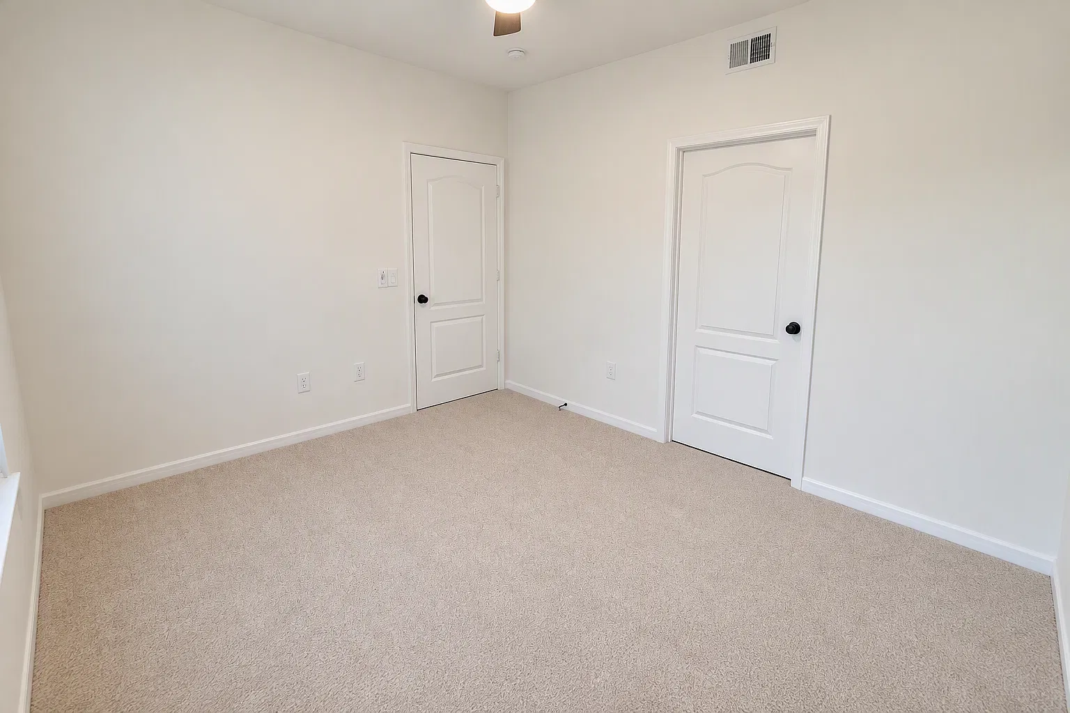 1 bed, 949 sqft, $1,600 — Photo 3