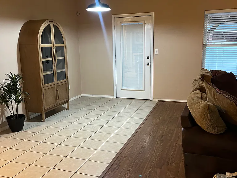2203 W Washington Ave — Photo 9