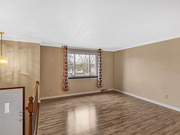 3rd image of 537 Green Haven Ct