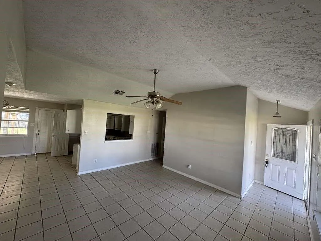 3 bed, 2.0 bath, 1240 sqft, $1,895 — Photo 4