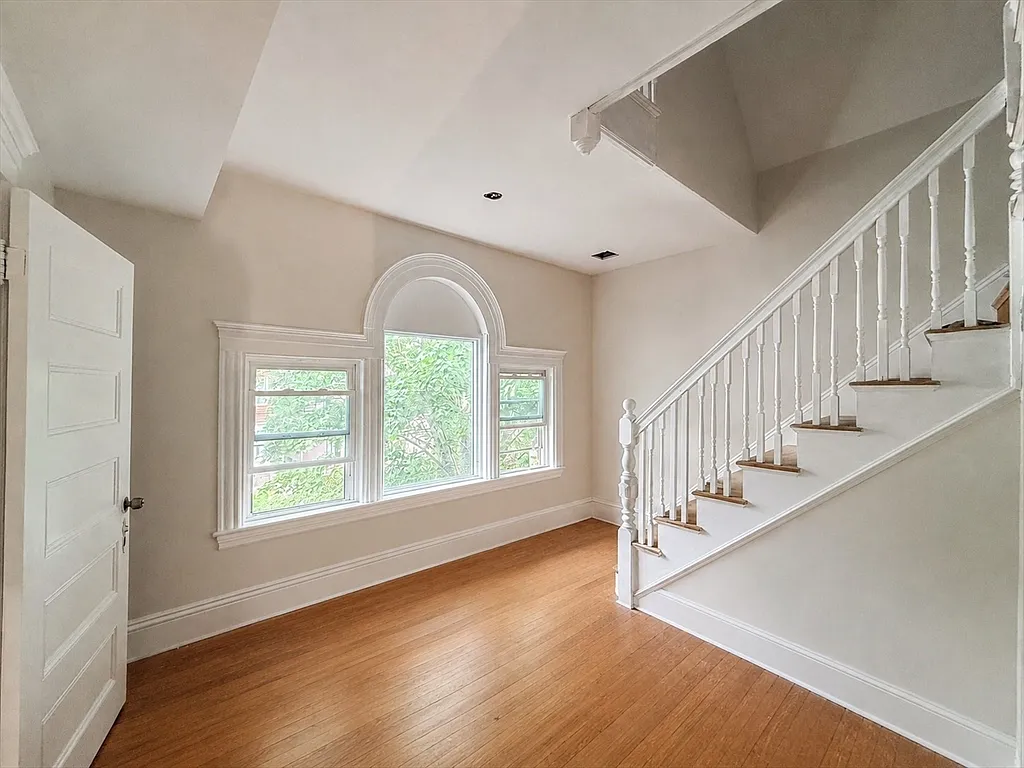 5 bed, 4.0 bath, 1800 sqft, $5,000 — Photo 3