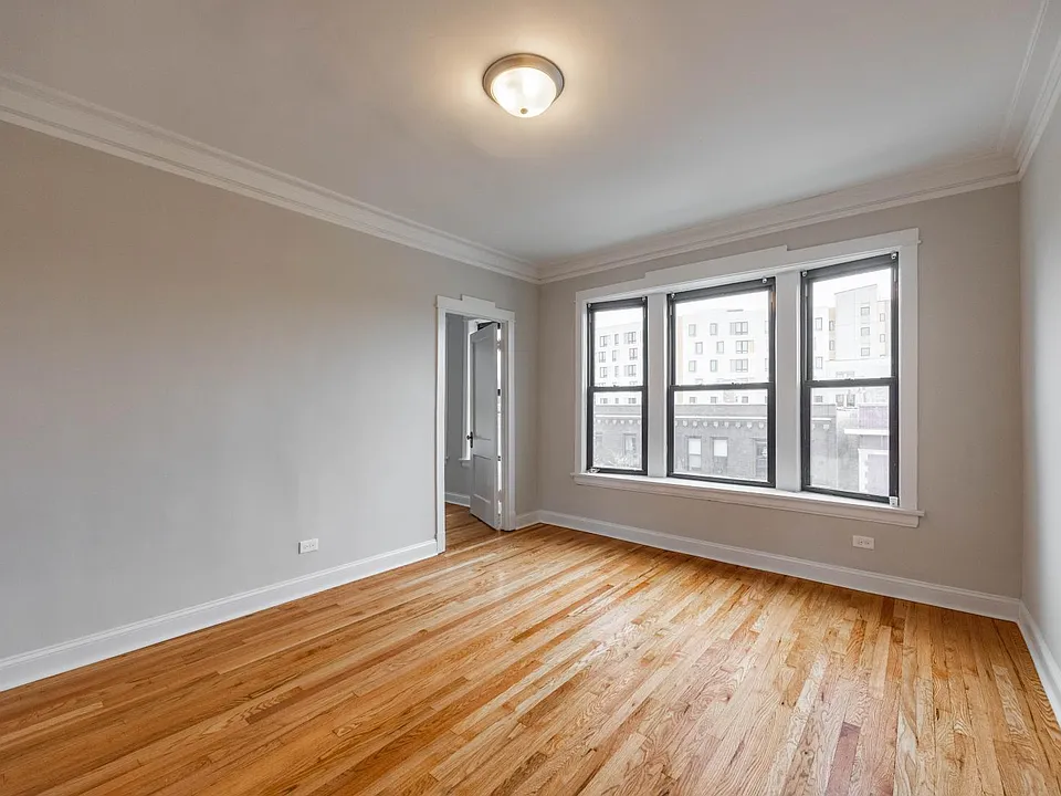 2642 N Milwaukee Ave #4