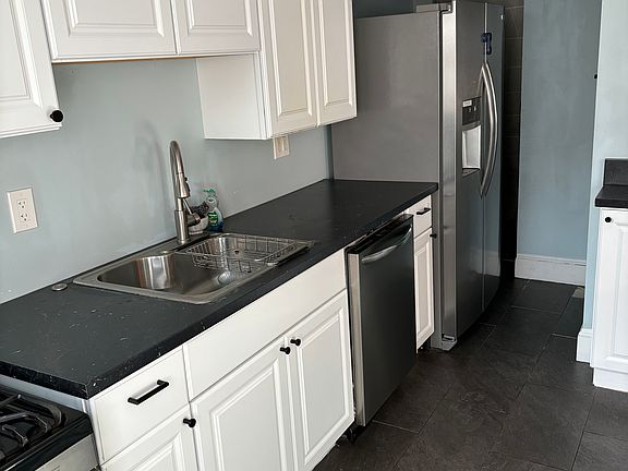 5th image of 176 Blackburn Ave