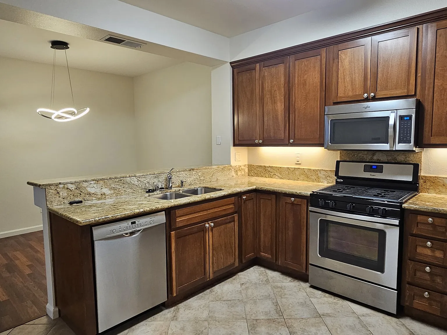 3 bed, 2.5 bath, 1656 sqft, $4,100 — Photo 1