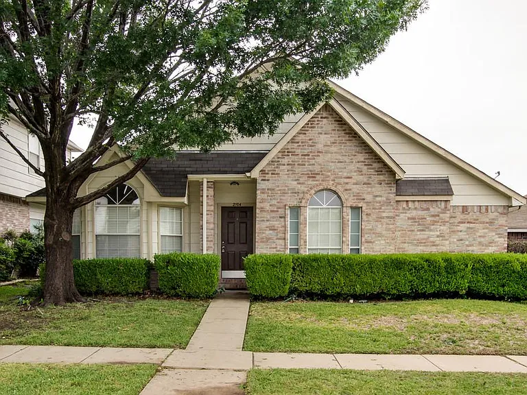 2104 Regency Dr — Photo 1